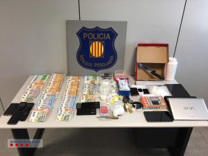 Els investigadors van detenir els quatre homes que hi havia en el moment de l'escorcoll // Mossos d'Esquadra