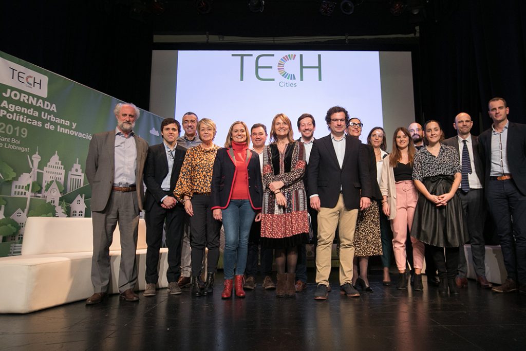 Foto de família de part dels assistents a la jornada Tech Cities // Ajuntament de Sant Boi