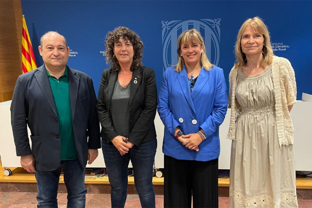 Foto de la reunió de les alcaldesses amb la consellera d'Acció Climàtica. Es veuen, d'esquerra a dreta: Carles Ruiz (alcalde de Viladecans),  Teresa Jordà (consellera d'Acció Climàtica), Gemma Badia (alcaldesa de Gavà) i Lluïsa Moret (alcaldessa Sant Boi).