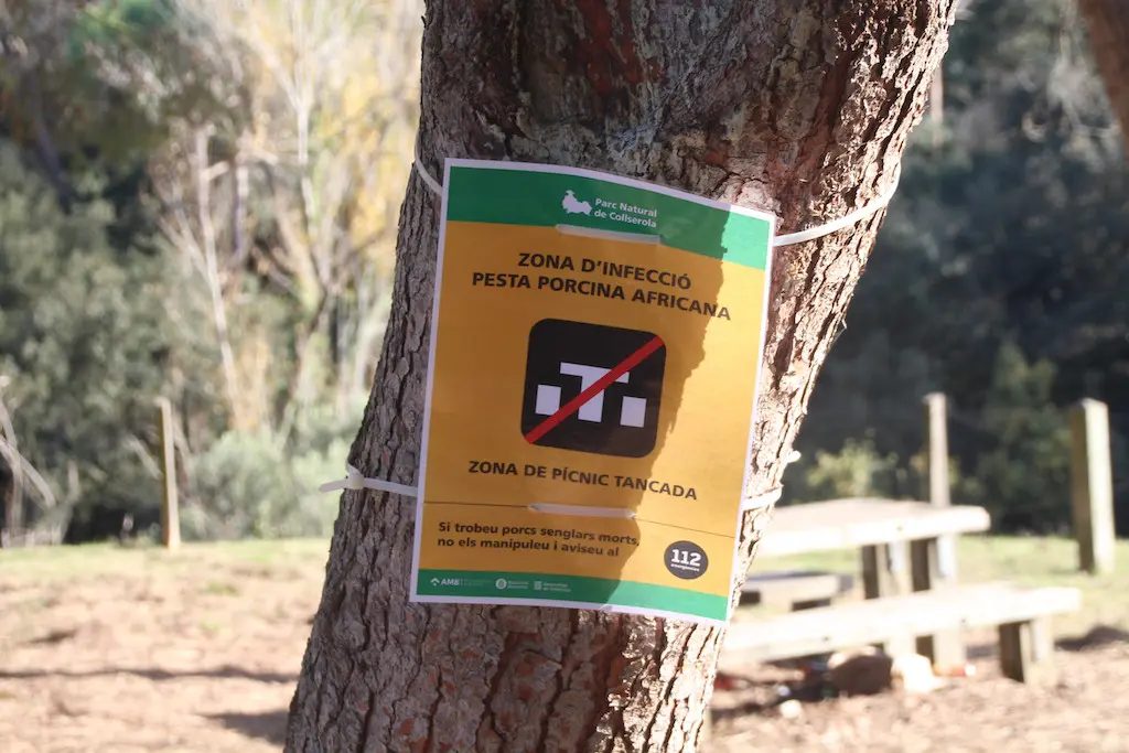 Imatge d'un cartell de restriccions a Collserola