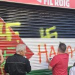 Militants d'Esquerra Unida i PSUC-Viu netejant les pintades