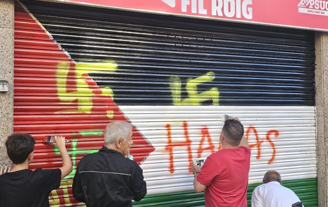 Militants d'Esquerra Unida i PSUC-Viu netejant les pintades