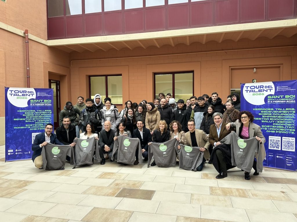 Alguns joves participants, juntament amb les autoritats, al Palau Marianao 